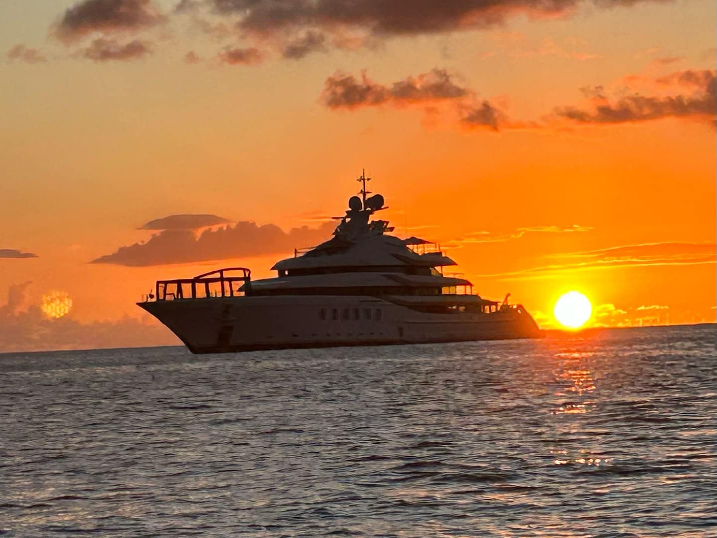 Yacht coucher de soleil